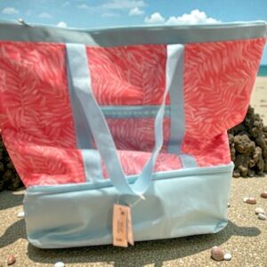 Crown & Ivy Pink and Light Blue Beach Insulated Tote